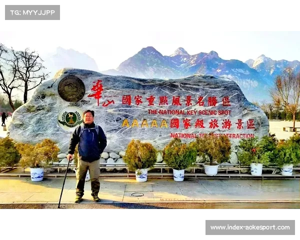 “独腿侠”张旭印雪中爬华山，七年爬遍三山五岳引热议