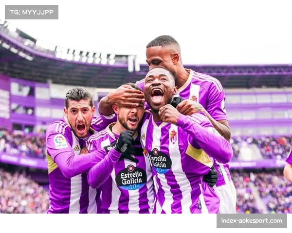 巴拉多利德主场草皮状况引发双方主帅不满，比赛多次因浇水暂停